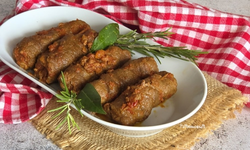 Enroladinhos de carne ao molho de linguiça