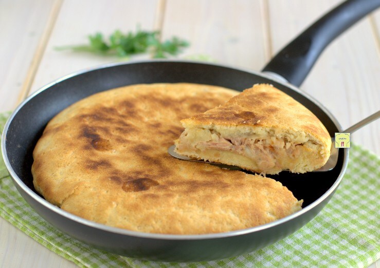 Focaccia de atum e mussarela na frigideira