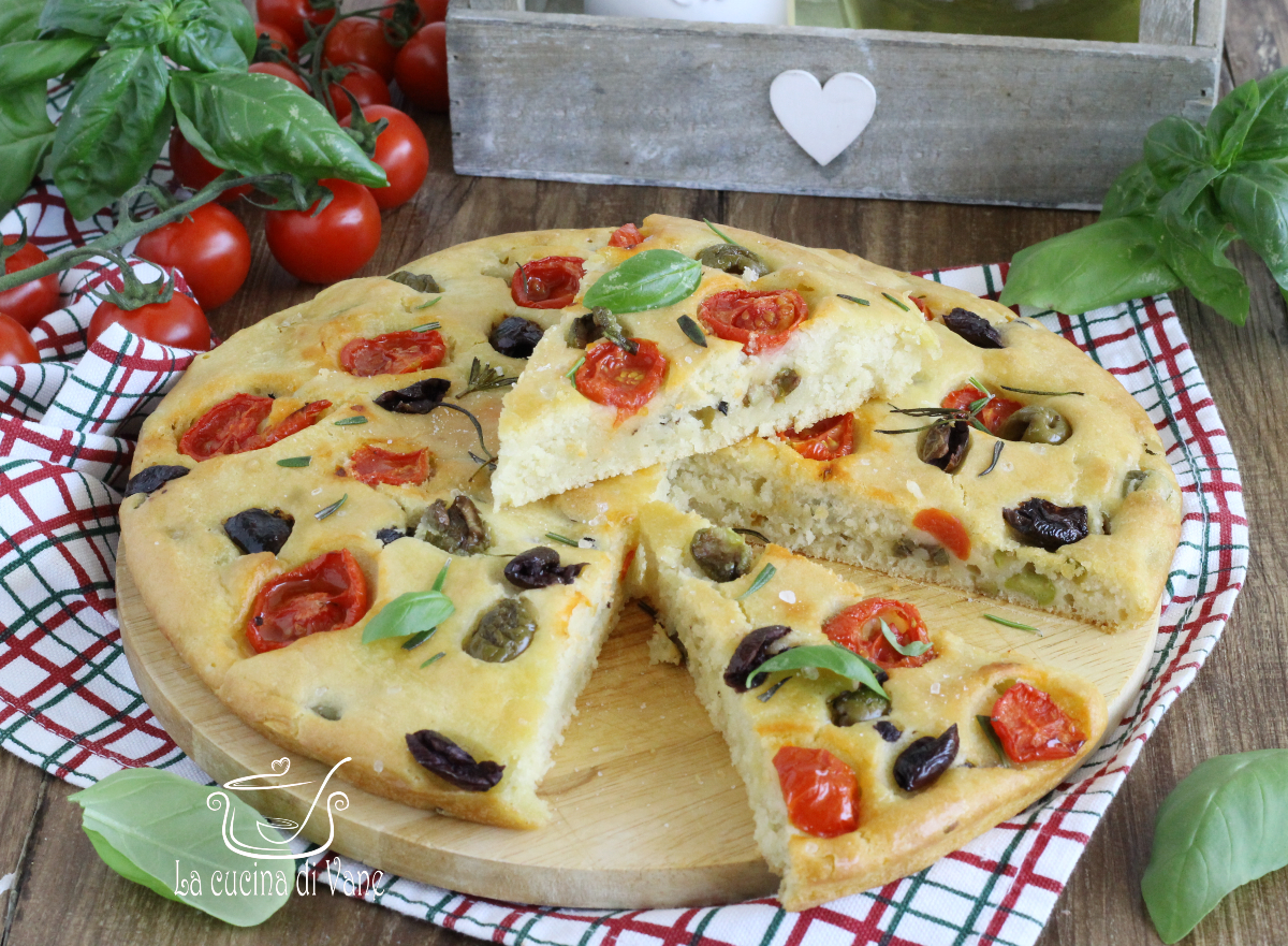 FOCACCIA RÁPIDA SEM FERMENTO BIOLÓGICO com tomatinhos e azeitonas