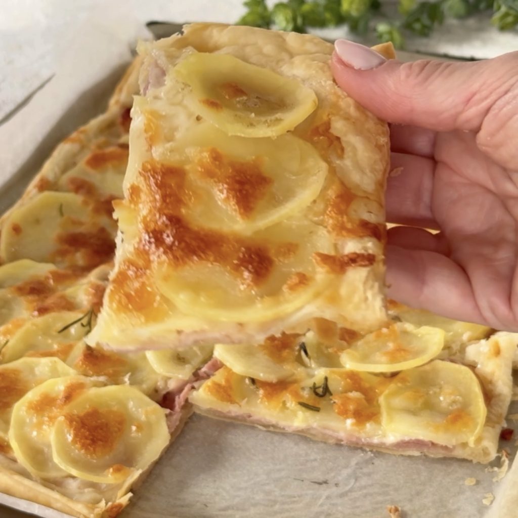 folhado com batatas em fatias