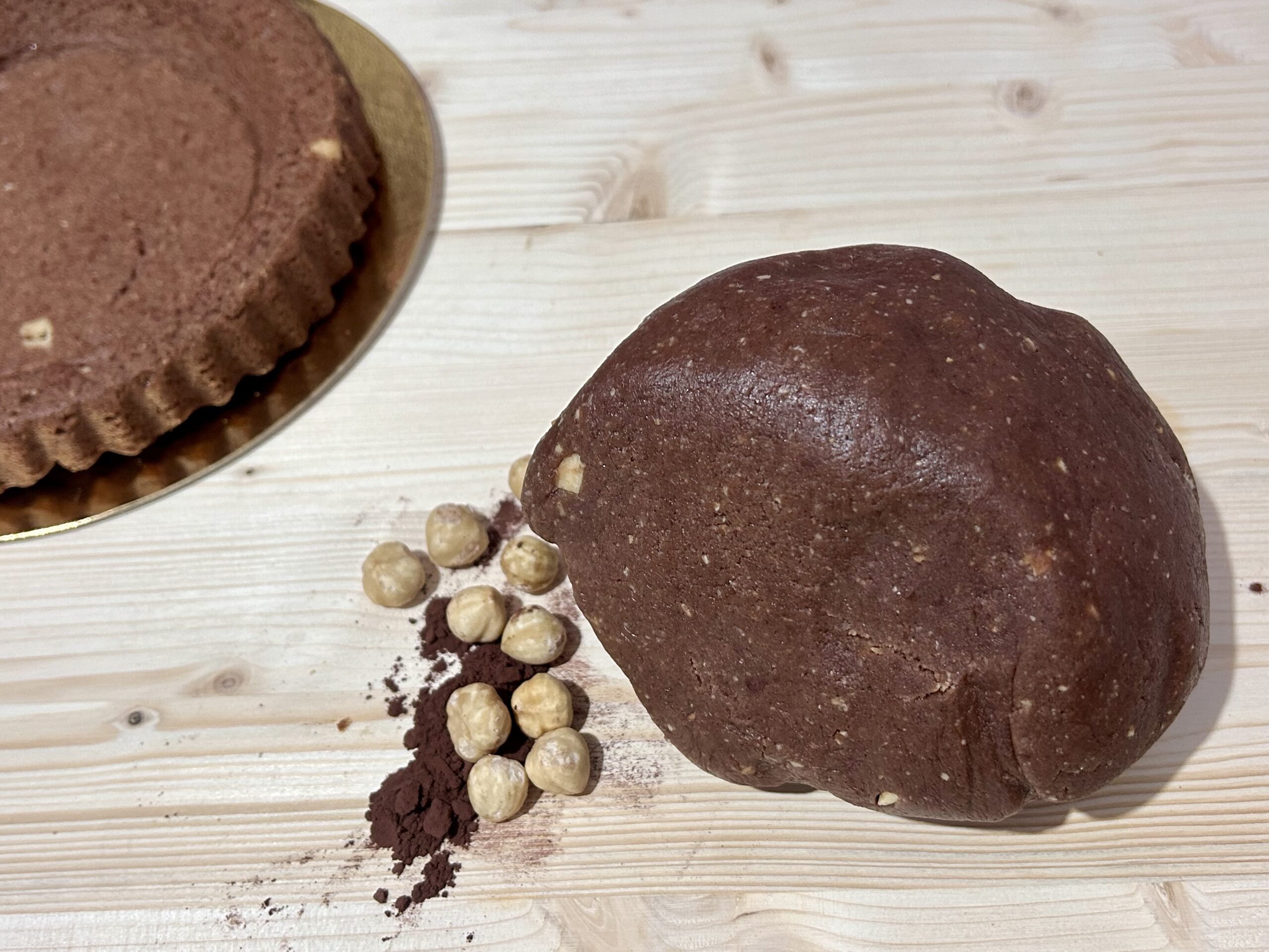 Massa de torta com cacau e avelãs
