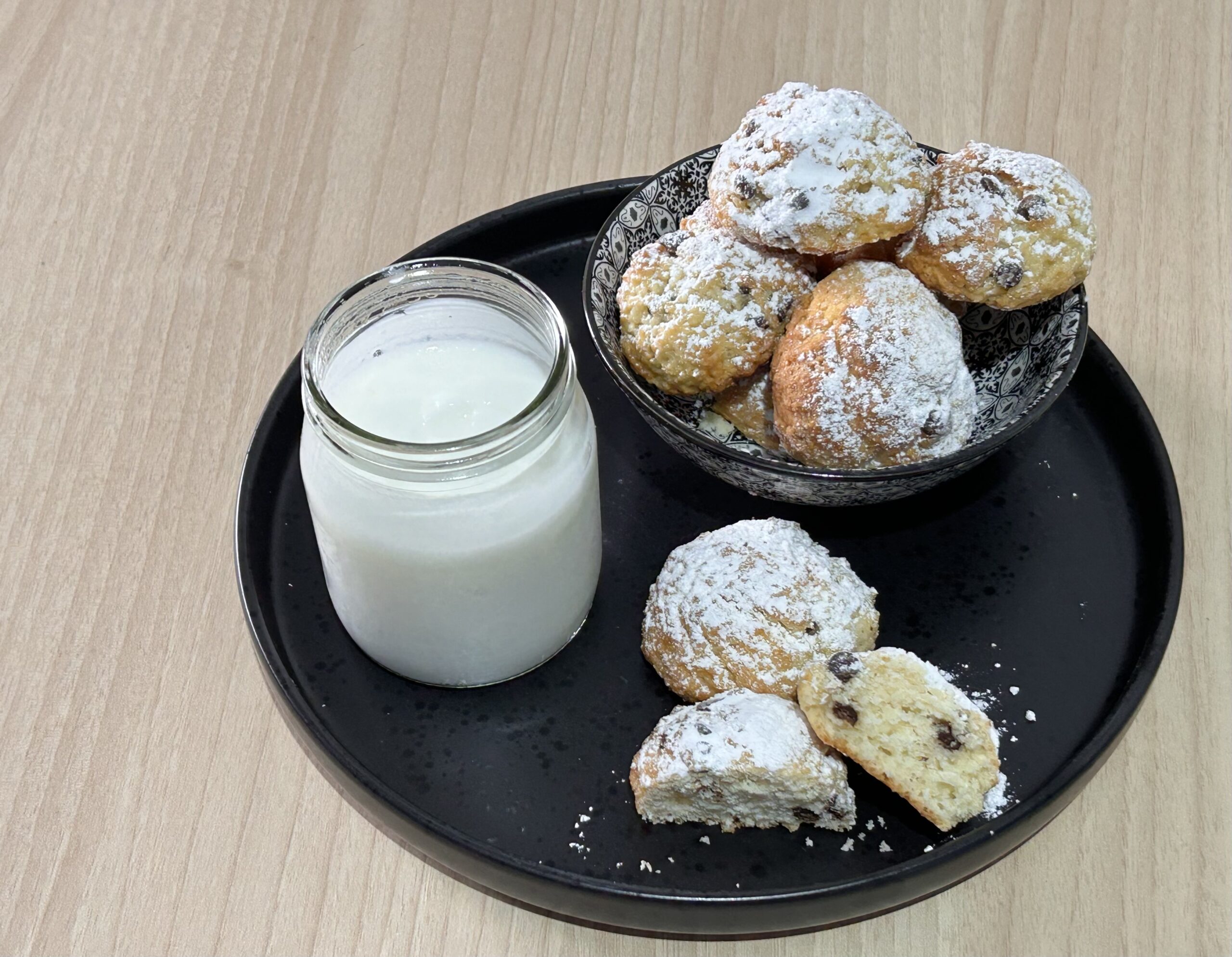 Biscoitos com iogurte desnatado e gotas de chocolate amargo