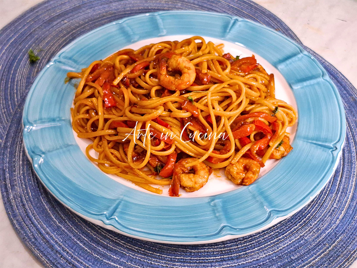 LINGUINE COM CAMARÃO E PIMENTÕES