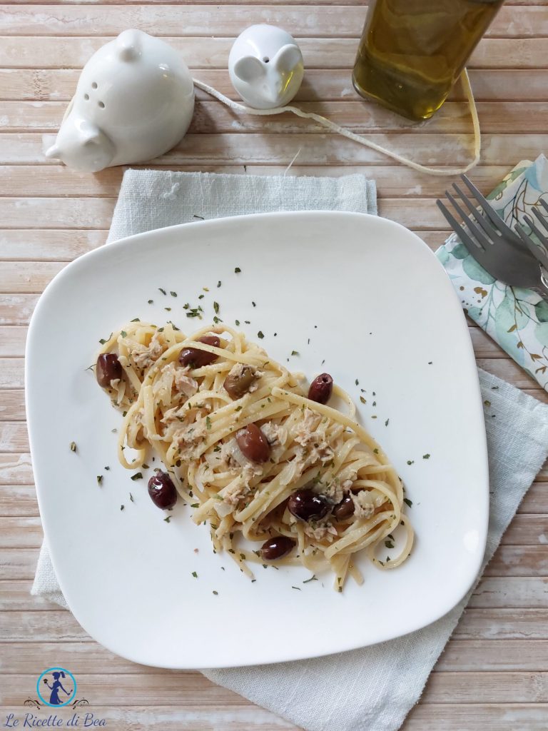 linguine com azeitonas e atum ao natural