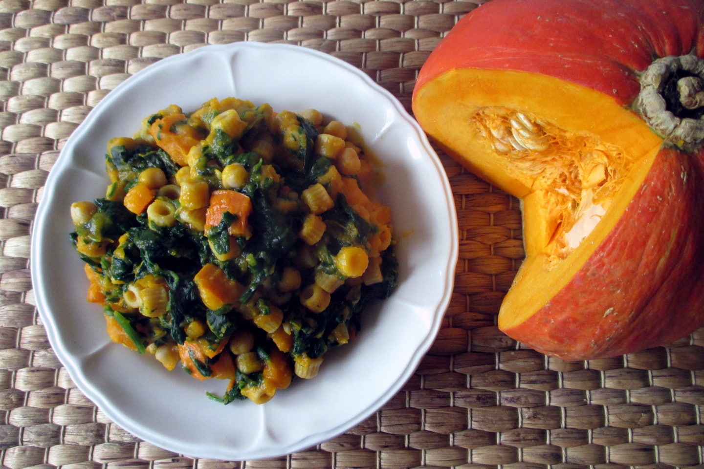 Macarrão com abóbora, grão-de-bico e espinafre