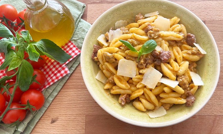 macarrão com linguiça, tomatinhos e burrata