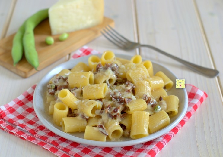 Massa com favas, guanciale e pecorino