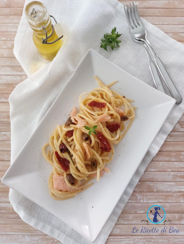 massa com salmão e azeitonas