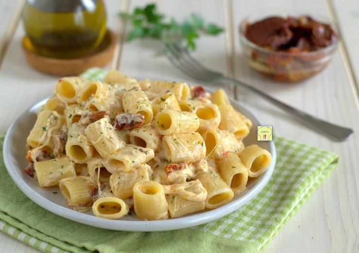 Massa com tomates secos e mussarela de búfala