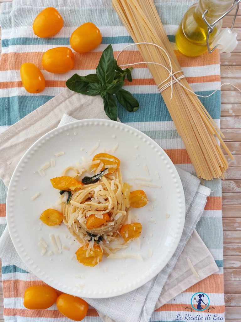 massa com tomatinhos amarelos