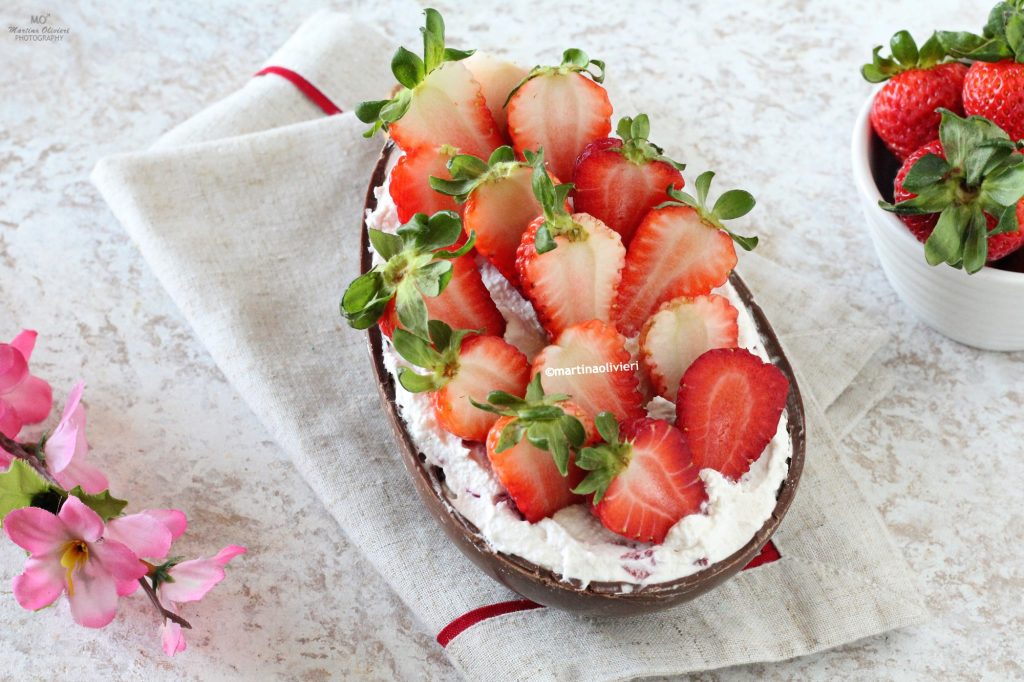 Ovo de Páscoa recheado com tiramisù de morango
