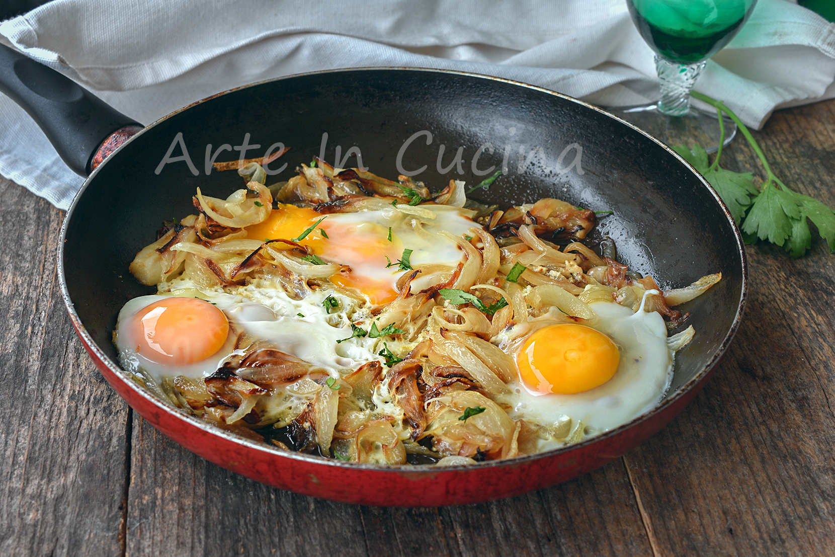 Ovos com cebolas na frigideira, prato rápido