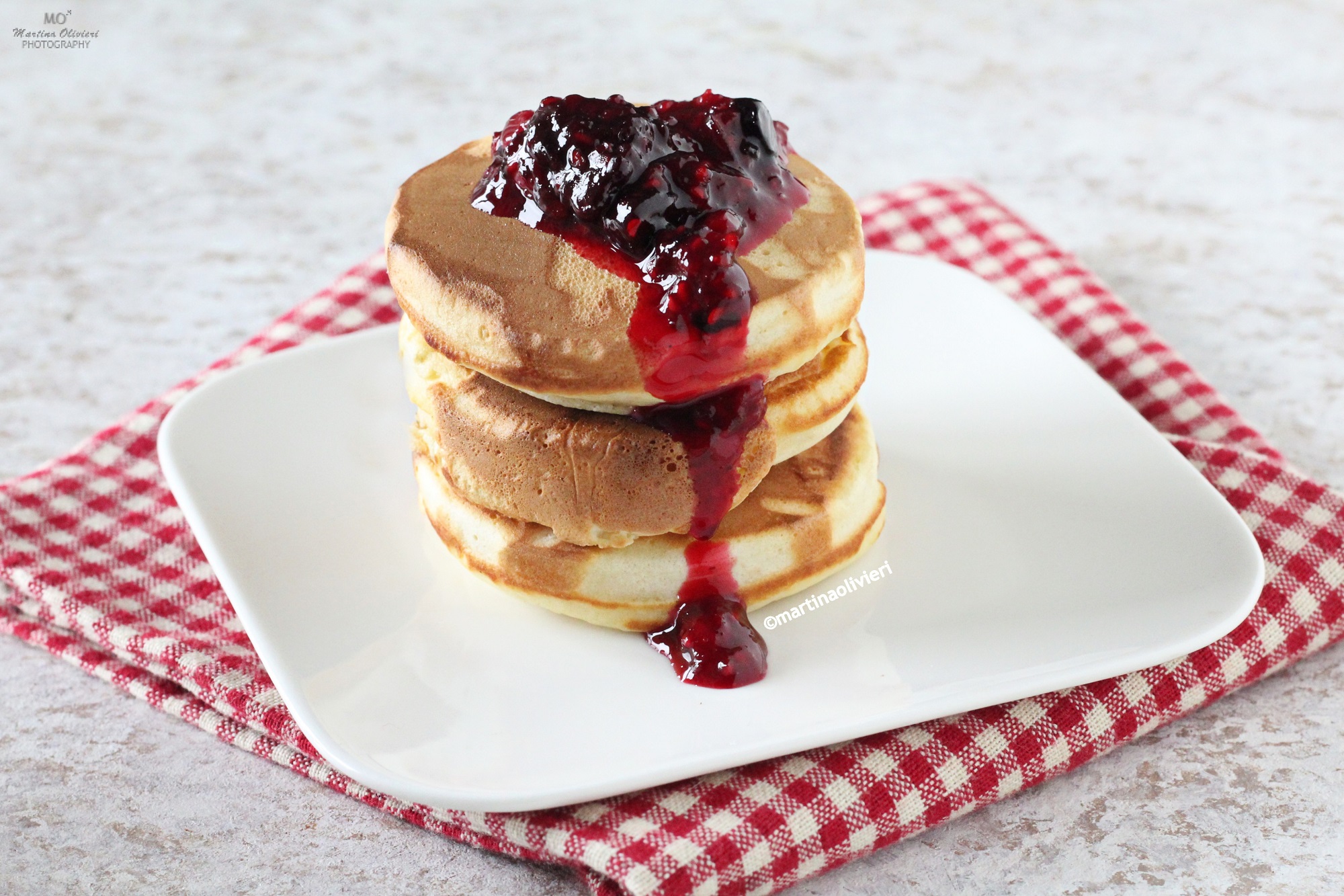 Panqueca com frutas vermelhas