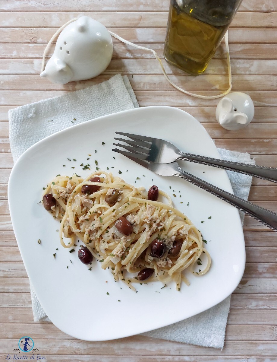 Pasta com atum e azeitonas taggiasche: prato principal fácil e rápido