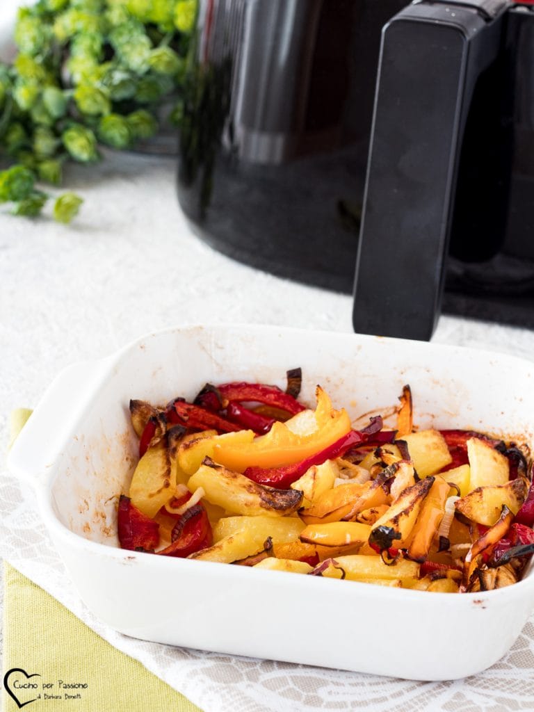 pimentões e batatas na fritadeira sem óleo