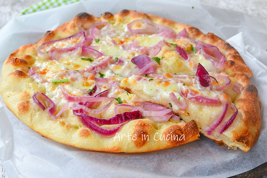Pizza com cebola e queijo