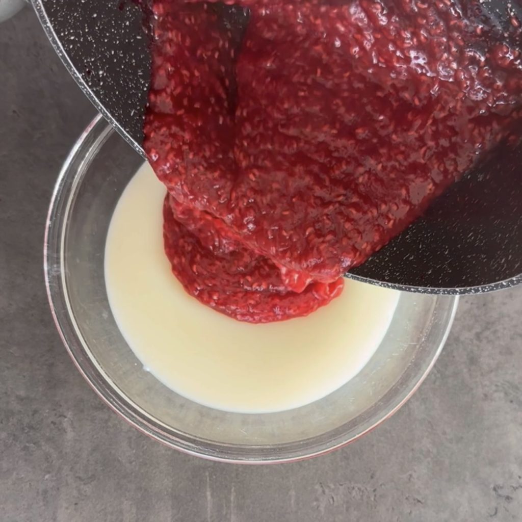 pudim de leite com molho de framboesa