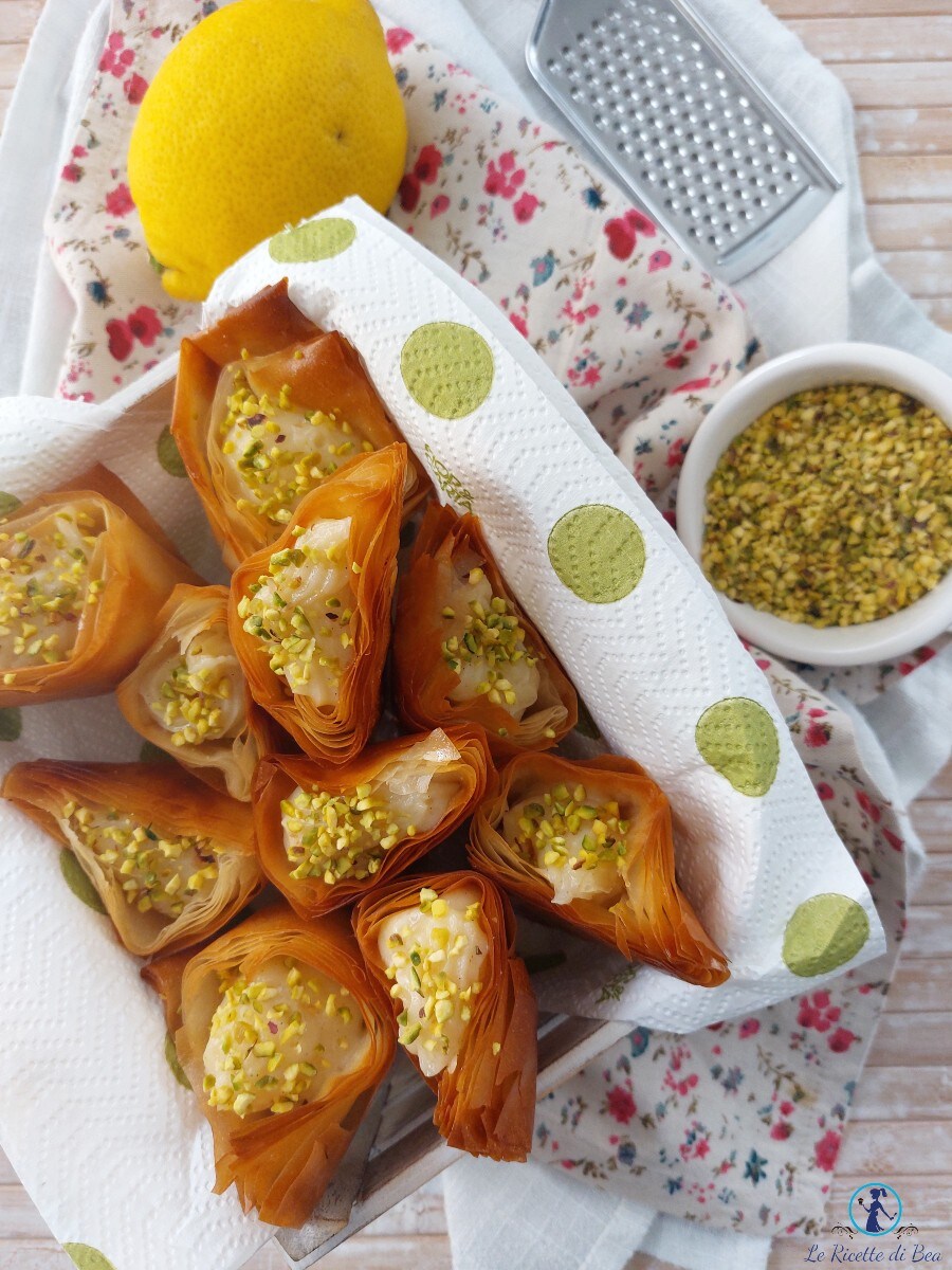 Cones de Massa Fillo com Creme e Pistache