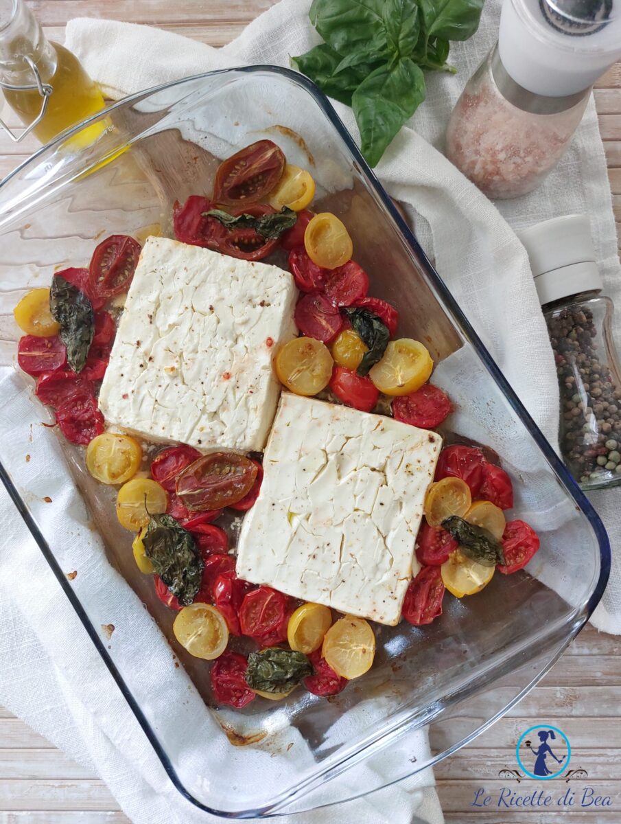 Feta assada com tomatinhos e manjericão