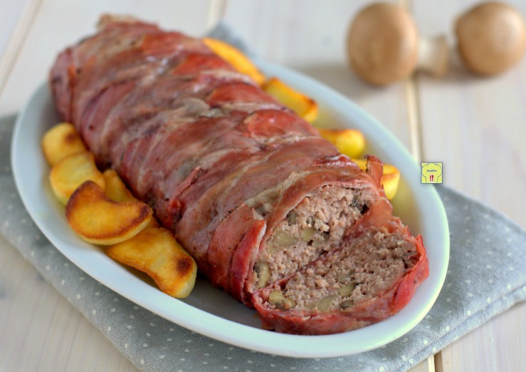 Rocambole de carne coberto com speck e cogumelos