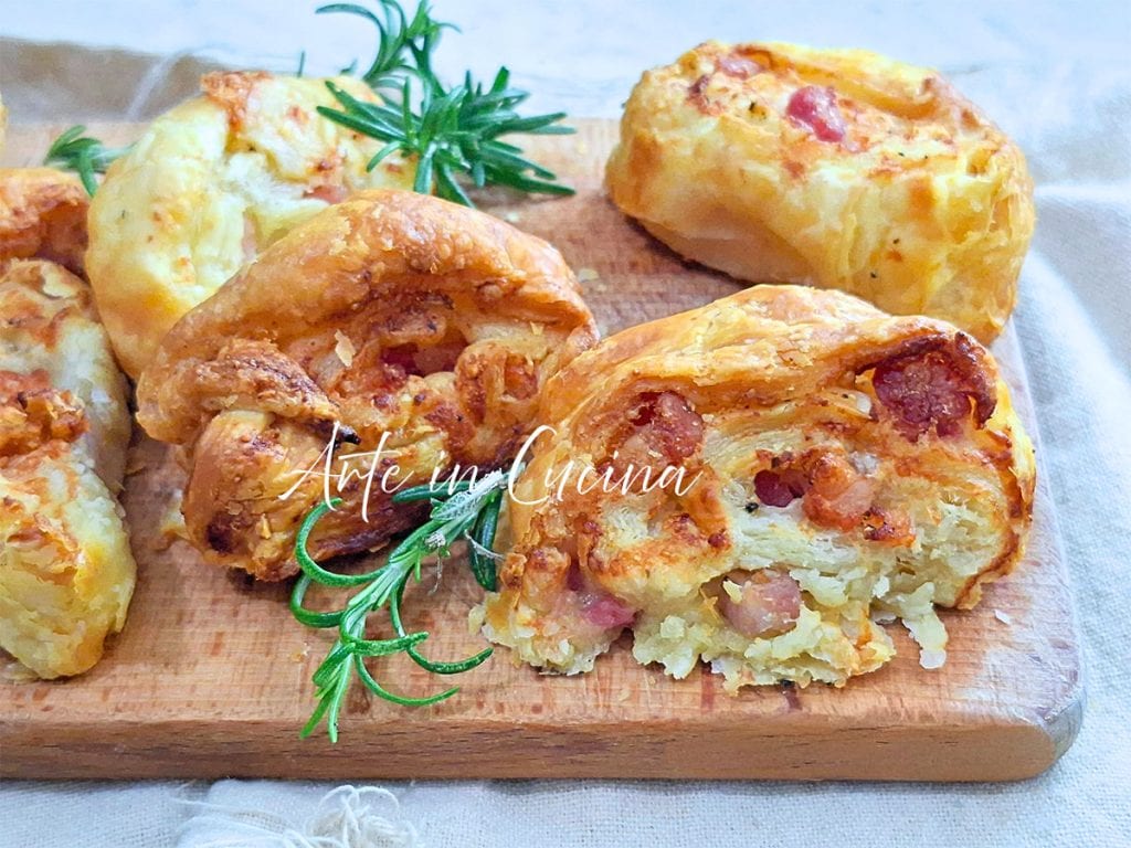 ROLINHAS de PARMESÃO e BACON com massa folhada