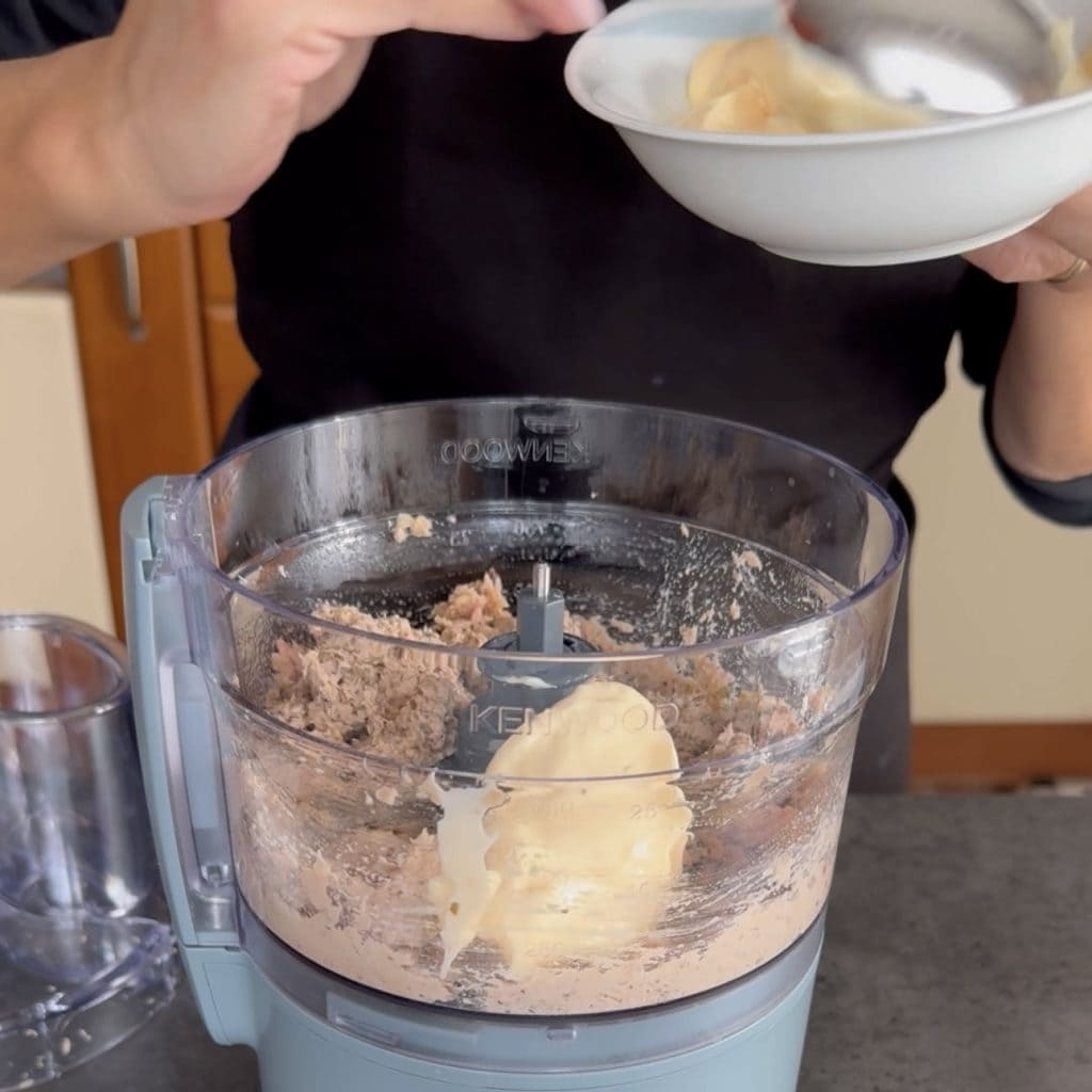 rolinhos de pão de forma com atum e verduras