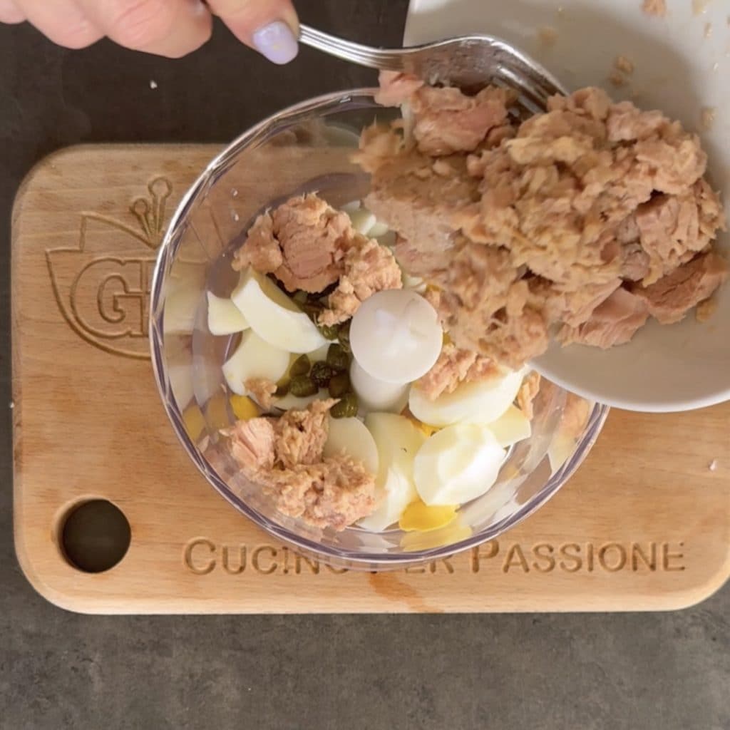 rolo de carne com molho de atum