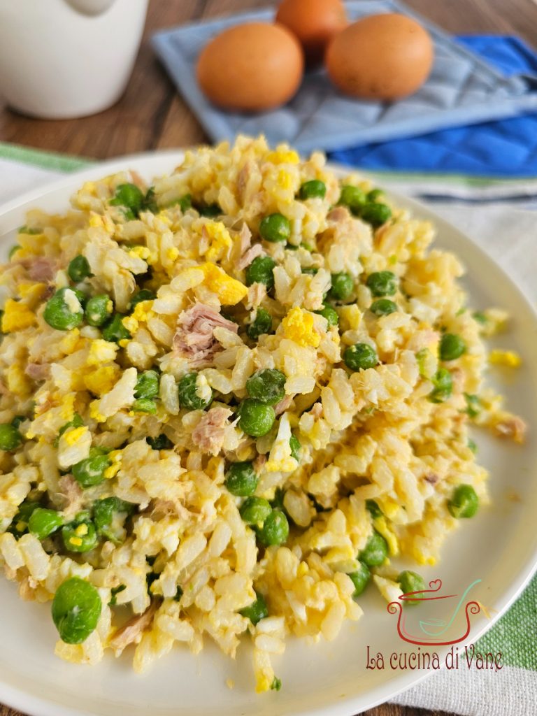salada de arroz com atum ovo e ervilhas