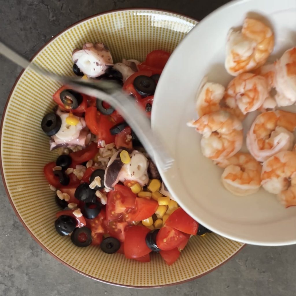 Salada de farro com camarões