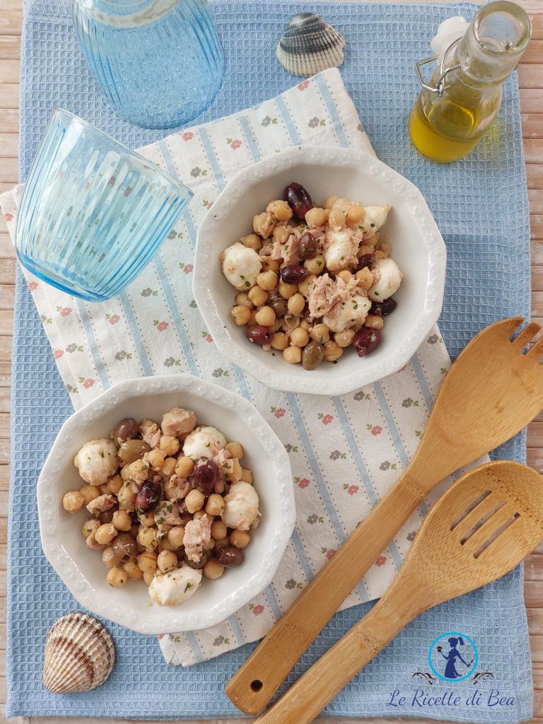 salada fria com grão-de-bico e muçarela