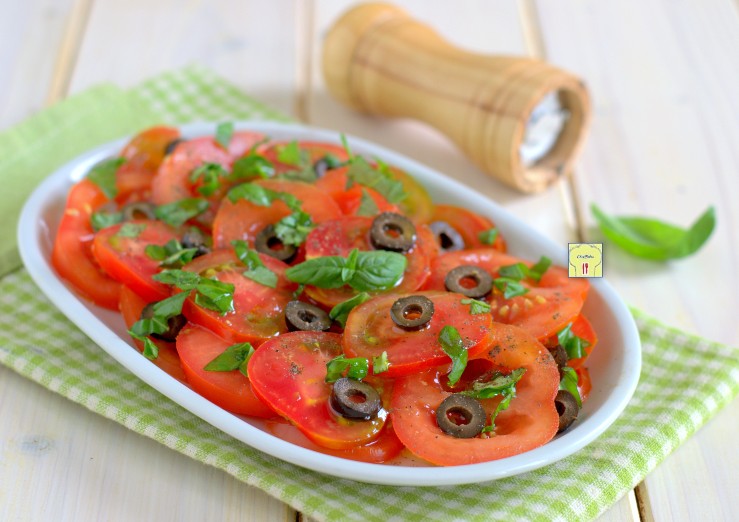 Salada de tomates e manjericão