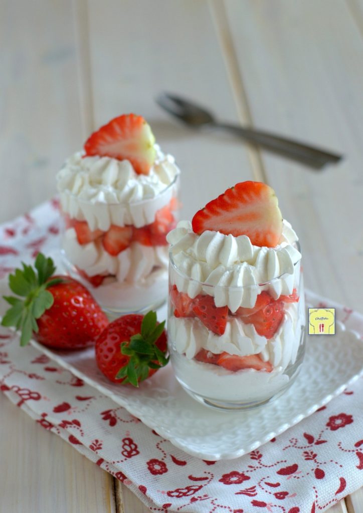 taças de chantilly com morangos e merengues gp