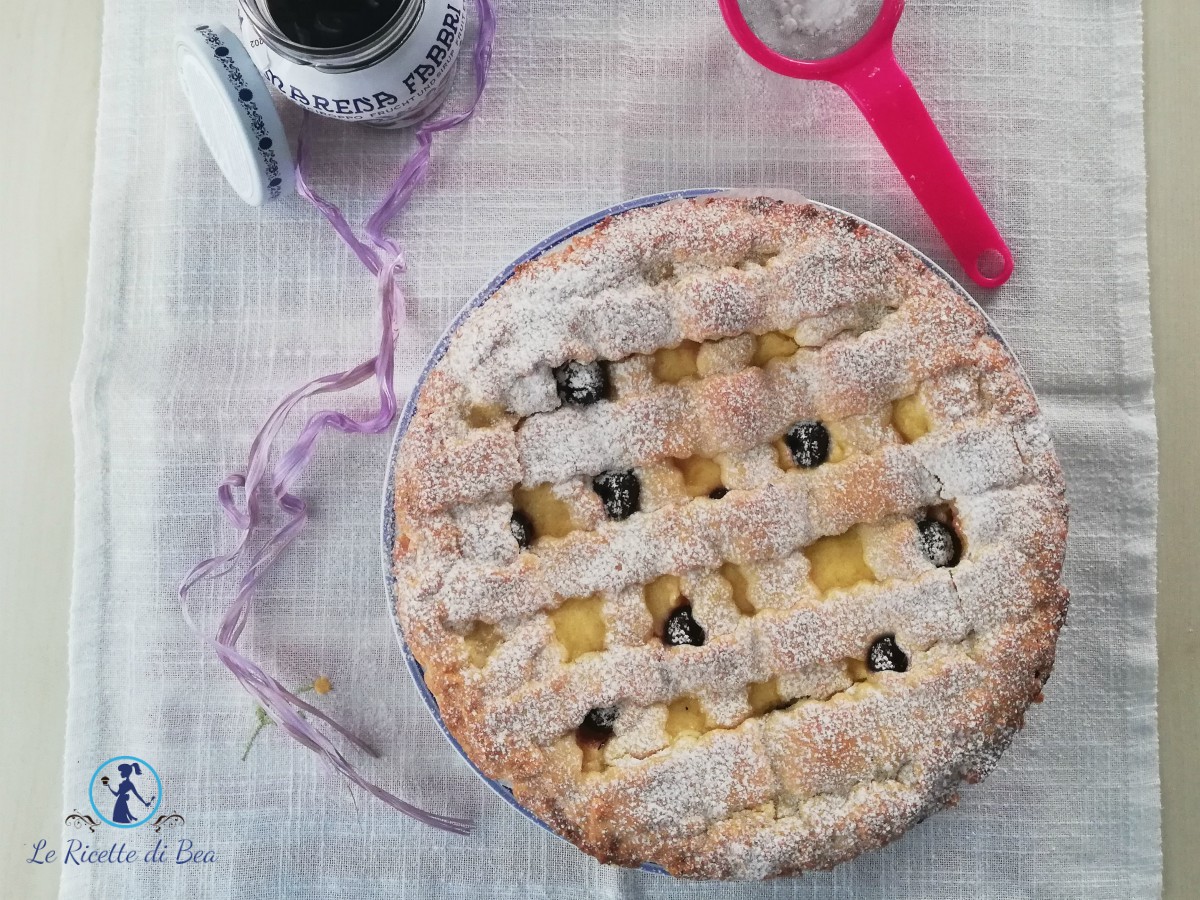 Torta com creme e amarena