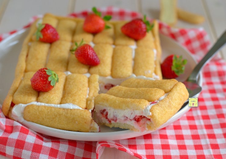 Torta de pavesini com morangos