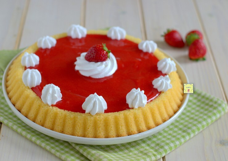 Torta macia com creme de morango