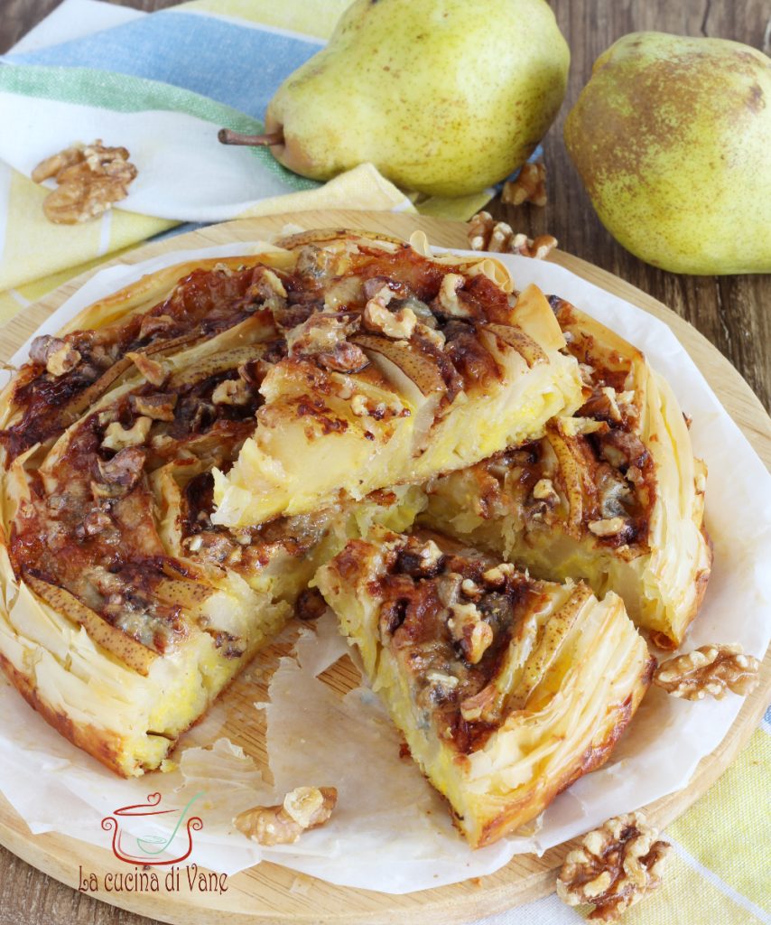 Torta salgada com massa filo com gorgonzola peras e nozes