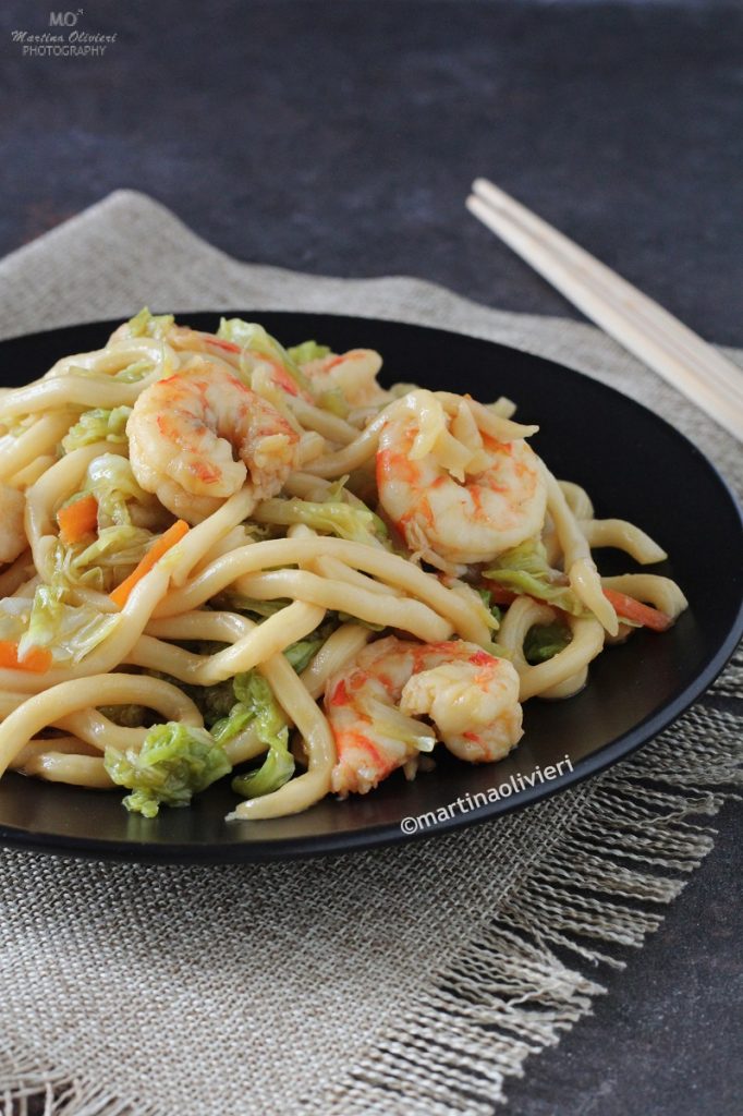 Udon com legumes e camarões