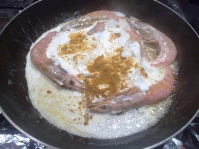 creme de curry e camarões