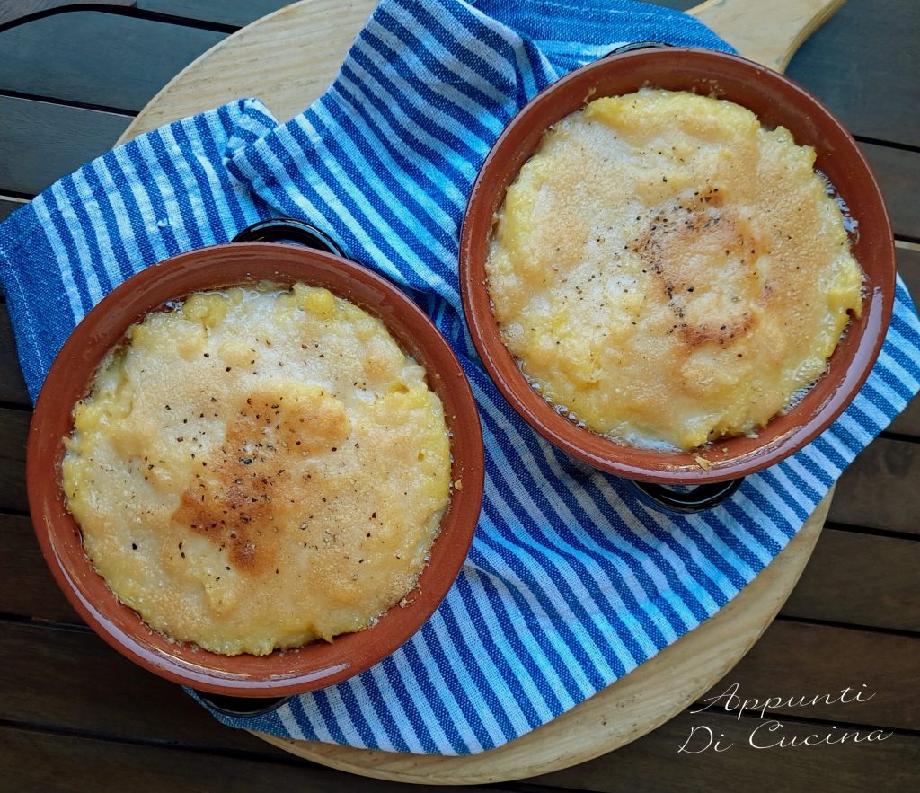 Polenta e queijo gratinado no forno