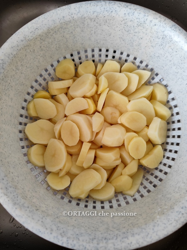 lavar e cortar as batatas em fatias