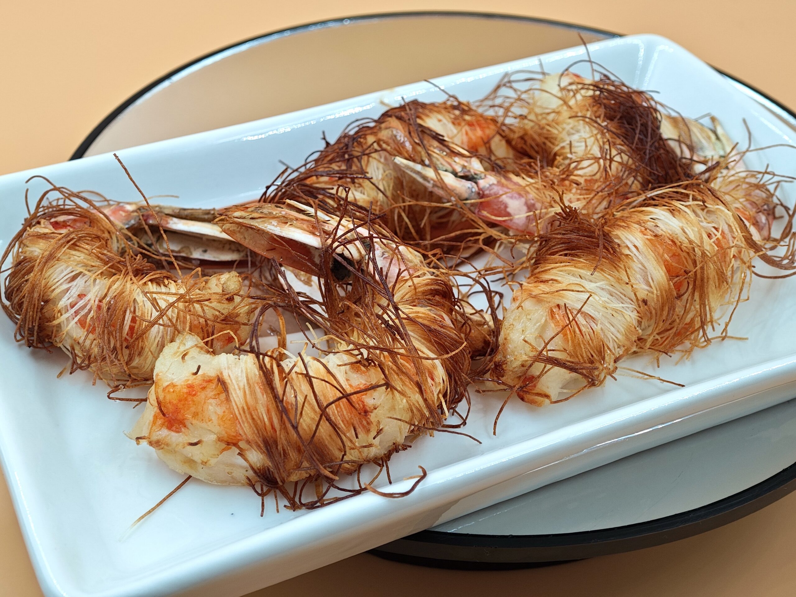 Camarões enrolados em massa kataifi na fritadeira a ar – Receita fácil e crocante