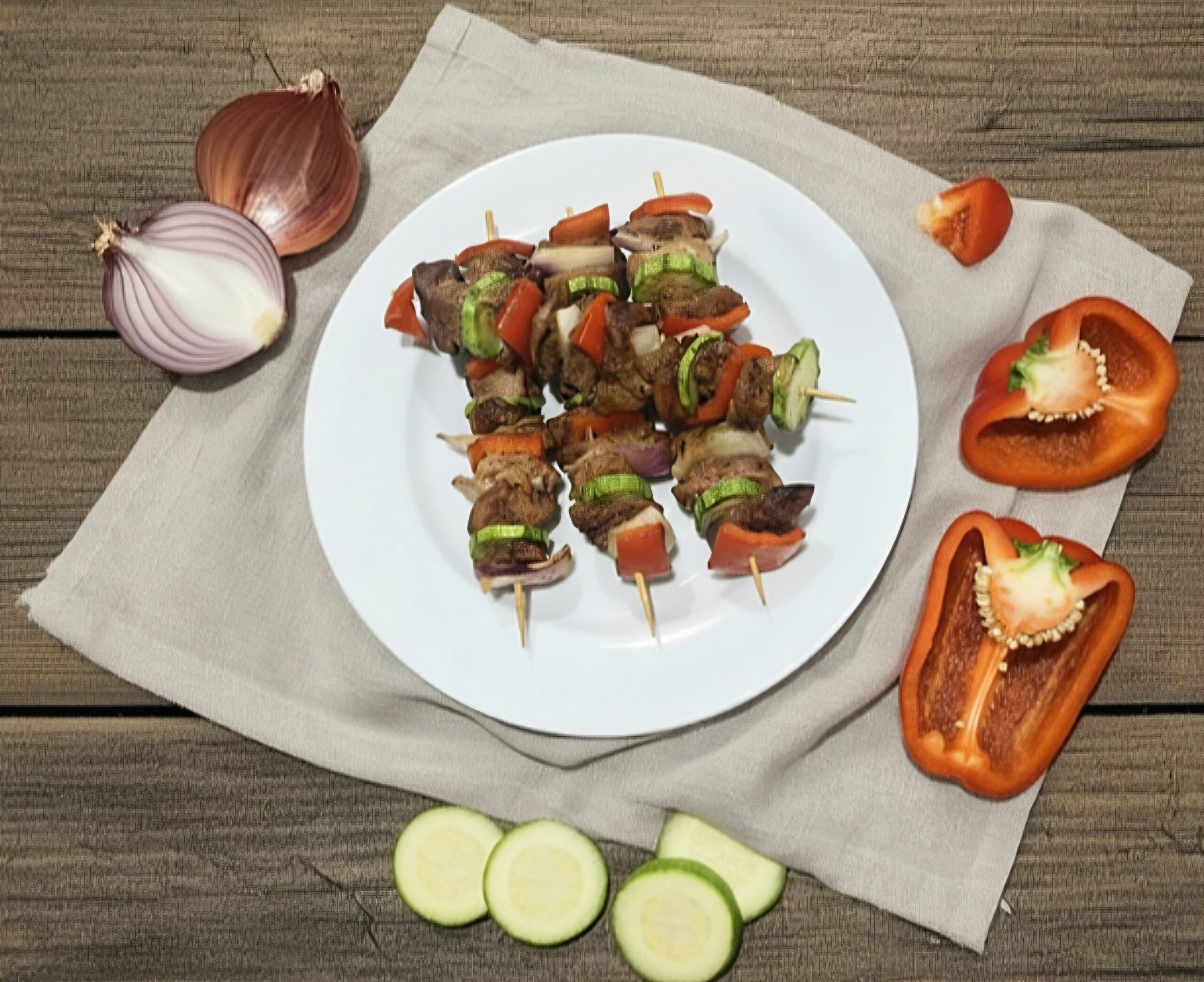 Espetinhos de peru e legumes