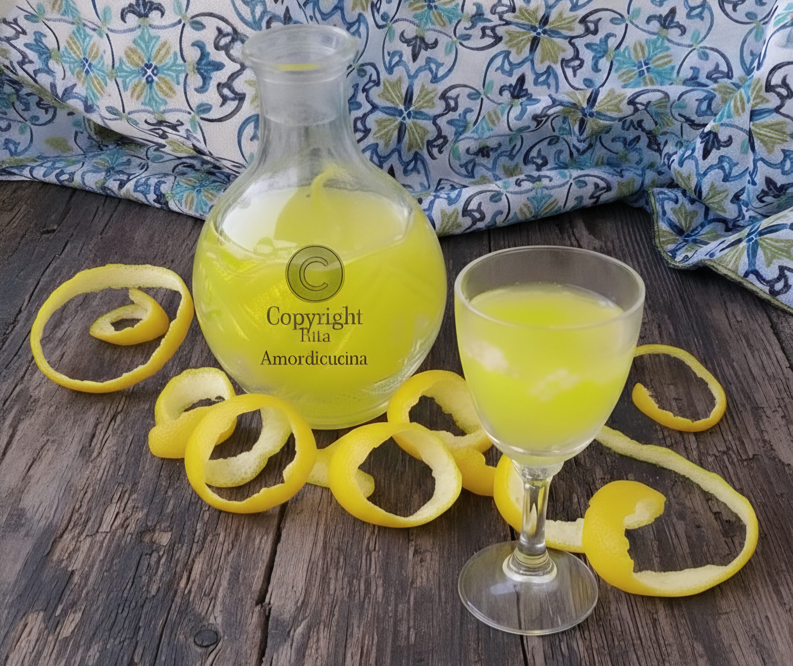O limoncello com limões sicilianos dos Nebrodi
