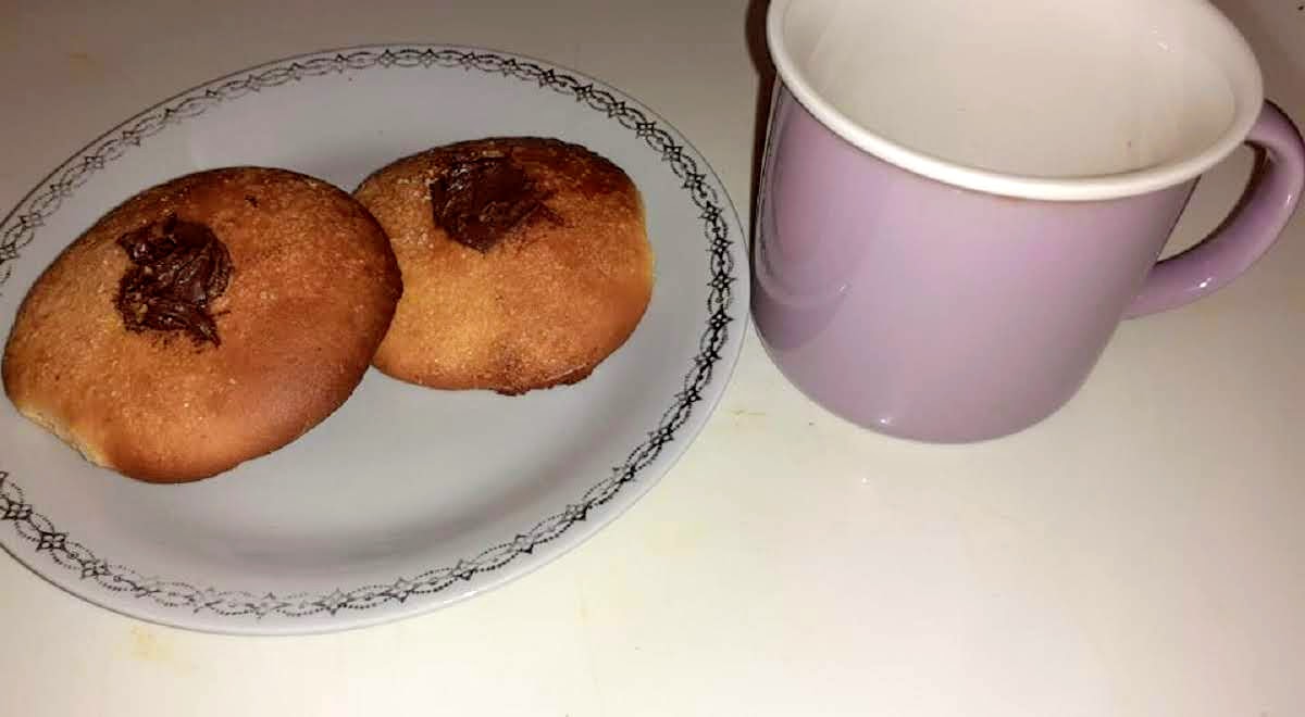 Biscoitos pastarelle de chocolate e Nutella para o café da manhã