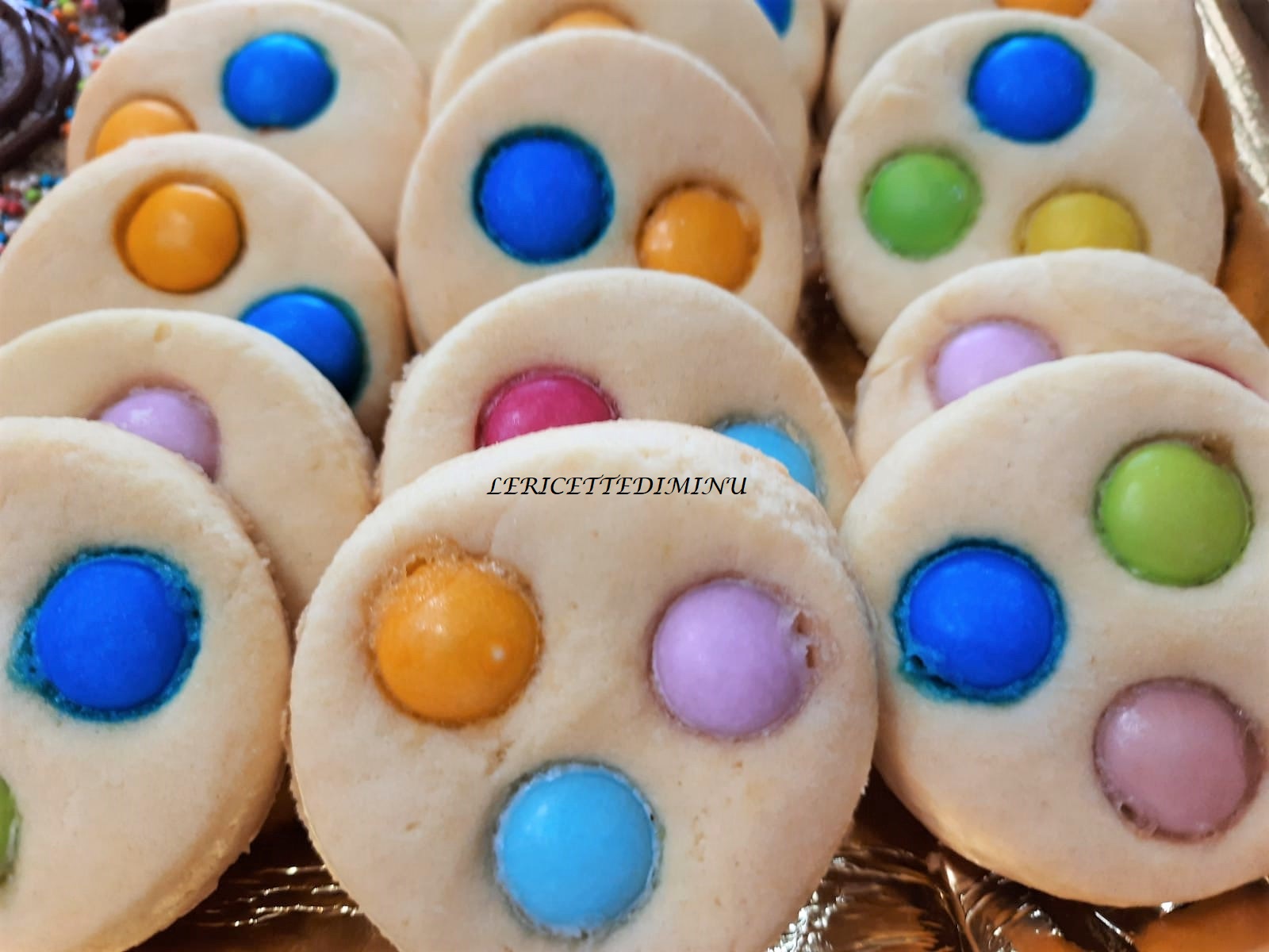 Biscoitos arlequim com confeitos coloridos