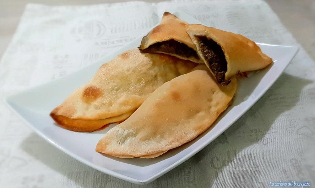 Calzones de pesto de nozes e gorgonzola