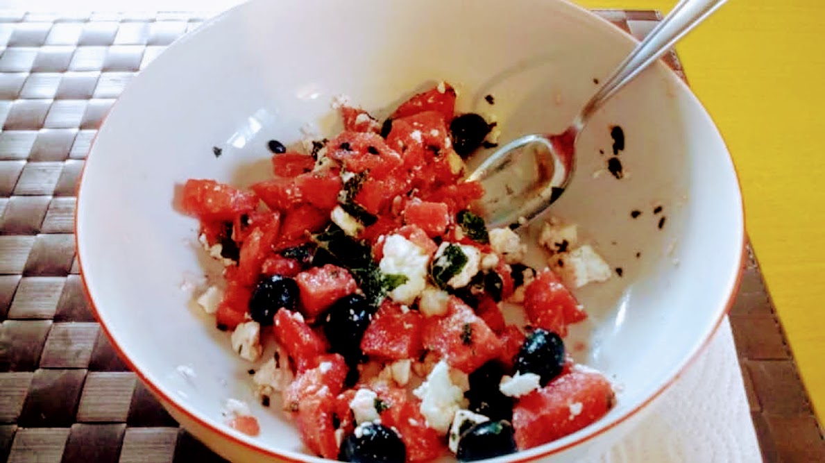 Salada de melancia e feta doce e salgada receita hidratante de verão