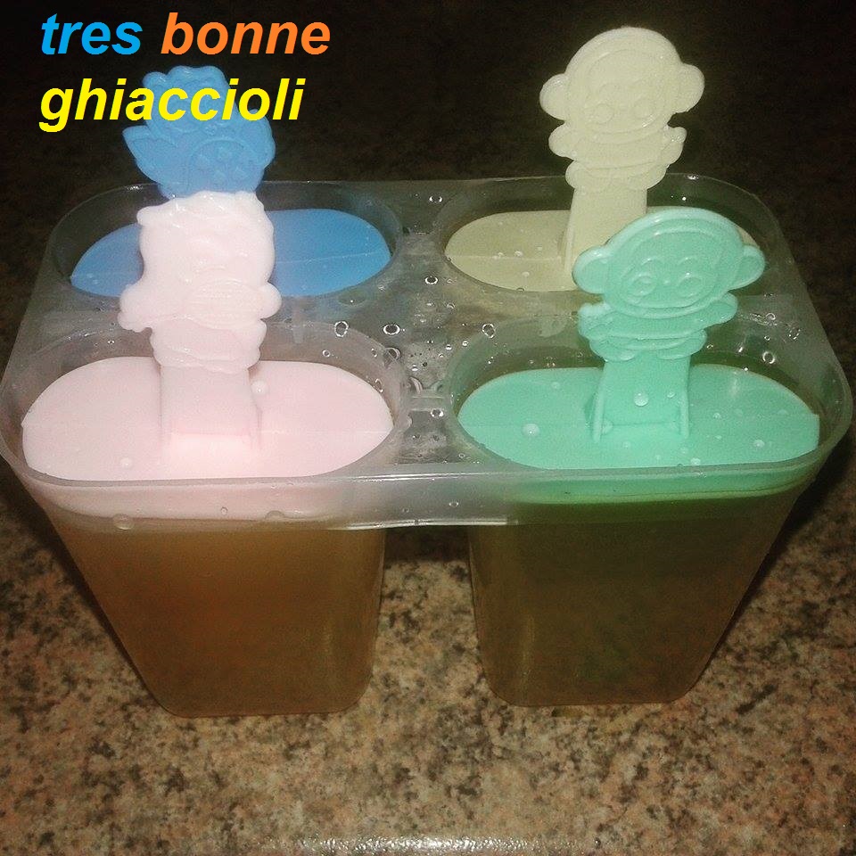 Picolés de frutas feitos em casa