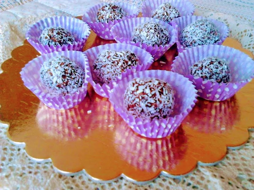 Trufas de coco sem cozimento preparadas a frio com os ingredientes prontos