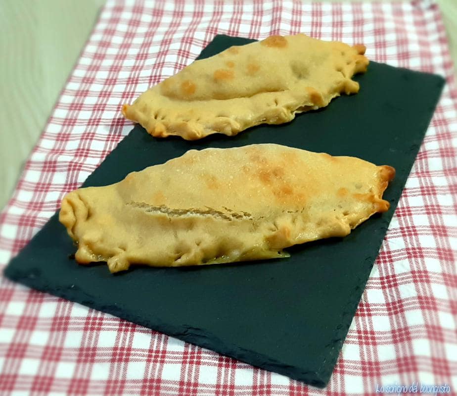 Calzones de linguiça e pesto de folhas de nabo